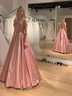 Silueta: una línea
Cintura: Natural
Longitud de la manga: sin mangas
Tela: satén
Color mostrado: rosa
Sujetador integrado: sí Formal Satin A-line Ball Gown, Elegant A-line Satin Gown, V-neck Prom Dress With Sweep Train, Formal A-line Ball Gown With Sweep Train, Formal A-line Dress With Satin Finish, Satin A-line Formal Gown, Elegant V-neck Evening Dress For Prom, Satin V-neck Evening Dress With Pleated Bodice, Satin V-neck Gown With Sweep Train