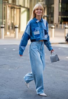 Nuevas tendencias en vaqueros: encuentra tus 'jeans' perfectos según tu tipo de cuerpo - Foto 4 Shorts Jeans Branco, Looks Total Jeans, Black Leather Jeans, Jean Jacket Styles, Mode Prints, Jeans West, Denim Street Style, Jeans Trend, Look Jean