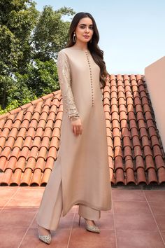 Shirt: Pure Raw Silk with hand embellishmentsBoot Cut Pants: Pure Raw SilkOrganza Dupatta with Spray (Complimentary) Mode Abaya, Simple Pakistani Dresses, Designer Dresses Casual