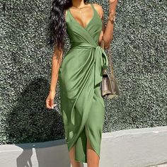 Party Dresses With Sleeves, Halter Dress Summer, Boho Beach Dress, Looks Party, Dress Sleeve Styles, Summer Fashion Dresses, Satin Maxi Dress, Satin Midi Dress, Green Midi Dress