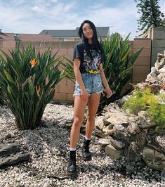 Indie Style Outfits, Combat Boot Outfits, Doc Martens Outfit, Denim Shorts Outfit, Rocker Look, Vintage Denim Shorts, Look Rock, Foto Poses, How To Make Clothes