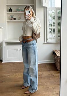 Almond Mom, Winter Hamilton, Mom Aesthetic Outfit, Europe Winter Outfits, Elsie Silver, Mom Aesthetic, Fall College Outfits, Thrift Inspo, Polished Casual