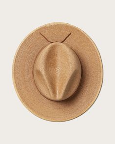 A hand-woven classic. This staple straw hat features a flat brim, medium stiffness and an authentic leather band. Made from the earth by expert artisans, it offers hand-made quality you can trust.