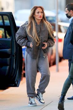 Ways To Style Sweatpants, Styling Sweatpants, Stylish Sweatpants Outfits, Chic Sweatpants Outfit, Gray Sweatpants Outfit, Jennifer Lopez Outfits, Jogging Outfit