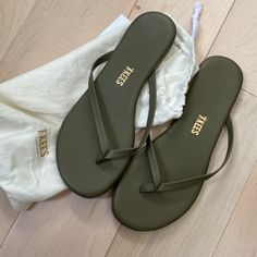 Brand New With Tags Beautiful Beautiful Olive Green Color Vegan Leather Flip-Flops Size 5 Tan Flat Flip Flops For Vacation, Tan Flat Sandals For Beach, Casual Tan Flip Flops For Spring, Tan Cushioned Sandals For Beach, Green Casual Flip Flops, Casual Tan Flip Flops For The Beach, Tan Toe Post Sandals For Beach, Tan Open Toe Flip Flops For The Beach, Tan Round Toe Flip Flops For Summer