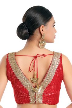 Product Features: Color: Red Fabric: Jain Silk Work: Embroidered Sleeve length: Sleeveless Collar Type: V-Neck Type: Padded Blouse Style Fit: Regular fit Closure Type Work: Back Open Wash Care: First wash dry clean only Occassion: Festive Product Type: Blouse Disclaimer: There will be slight difference in digital to actual image Red Blouse Design, Sleeveless Blouse Designs, Lace Blouse Design, Blue Silk Saree, Blouse Back Neck Designs, Outfits Woman, Padded Blouse, Blouse Designs Indian, Brocade Blouses