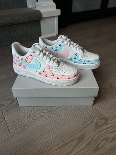 Hand painted Air Force 1's. This design is gender-neutral and fits every occasion.  This design is one of my favorites; however, I can design the exact shoe you're looking for upon request in any size (please message). Whether you're treating yourself or looking for a personalized gift, these one-of-a-kind sneakers will definitely turn heads and elevate your streetwear style. This design can be painted onto any size of your choice upon purchasing. When ordering, please let me know which size you Hand Painted Shoes Nike, White Hand Painted Lace-up Sneakers, White Custom Sneakers With Waterproof Paint And Round Toe, Hand Painted White Custom Sneakers With Round Toe, Hand Painted White Low-top Custom Sneakers, Hand Painted White Custom Sneakers, Custom Sneakers Ideas, Painted Adidas, Painted Air Force 1