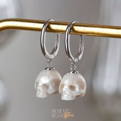 💀CUSTOM made to order Every single piece is hand-carved for the order. Please notice that every skull piece is unique and may have a slightly different shape 💀PEARLS: Genuine White Freshwater Pearls Ranging in size, from 10mm to 12mm. 💀Earrings Metal: 925 Sterling Silver 💀 𝕿𝖍𝖆𝖓𝖐 𝖞𝖔𝖚 𝖋𝖔𝖗 𝖘𝖍𝖔𝖕𝖕𝖎𝖓𝖌 𝖜𝖎𝖙𝖍 𝕸𝖊𝖒𝖊𝖓𝖙𝖔 𝕸𝖔𝖗𝖎 𝕻𝖊𝖆𝖗𝖑𝖘! White Skull-shaped Sterling Silver Jewelry, White Sterling Silver Skull Jewelry, White Sterling Silver Cartilage Earrings, Sterling Silver White Cartilage Earrings With Ear Wire, White Sterling Silver Drop Cartilage Earrings, Silver Skull Shaped Single Earring, Silver Skull Earrings For Pierced Ears, Silver Skull Earrings With Ear Wire, Sterling Silver Skull Earrings For Gift