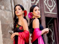 These beautiful folkloric flower headpieces are handmade in Oaxaca, Mexico. They are perfect to add the perfect touch of elegance and flare to any outfit. They clip on the hair with a clip. Measurements: Circumference: 4 inches More colors available here: https://www.etsy.com/es/listing/1018755595/tocado-floral-artesanal-flor-tradicional?ref=listing_published_alert MORE ACCESSORIES AVAILABLE HERE: https://www.etsy.com/es/shop/SoleiEthnic?ref=seller-platform-mcnav&section_id=25467804 Hair With A Clip, Mexican Fancy Dress, Latin Inspired Wedding, Mexican Accessories, Mexican Inspired Wedding, Mexican Hairstyles, Blusas Crop Top, Mexican Folklore, Mexican Flowers