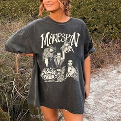 Maneskin retro T-Shirt,Maneskin for your love shirt, Gift  Måneskin fans,Måneskin Rock Band T-Shirt , Gift for Men Women Comfort Color  : 100% Cotton (fiber content may vary for different colors) .: Medium fabric (5.3 oz/yd² (180 g/m .: Classic fit .: Runs true to size HOW TO ORDER Pick you favorite design. Review the size & color charts above FIRST and then select shirt size and color from the dropdown menu. Indicate the birthday year in the personalization box. Please note size measurements fo Band T Shirt Design Ideas, Vintage Black Top For Music Festival, Grunge Style Vintage Print T-shirt For Summer, Vintage T-shirt With Band Logo For Music Festival, Retro Screen Print T-shirt For Alternative Fashion, Grunge Custom Print Tops For Concert, Grunge Tops With Custom Print For Concert, Vintage Print Short Sleeve Tops For Concert, Vintage Short Sleeve Tops For Alternative Fashion