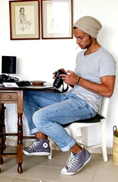 Desk Male Pisces, Beige Beanie, Don Pedro, Beanie Outfit, Herren Style, Mens Fashion Blog, Cuffed Jeans, Light Blue Jeans