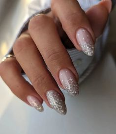 En quête d'idées de manucure Nouvel An 2024 ? 15 idées de nail art pailleté pour démarrer l'année en beauté. Christmas Gel Nails Glitter, Christmas And New Year Nails Glitter, Nails Christmas And New Years, Christmas/new Years Eve Nails, Silver Glitter Christmas Nails, Christmas Silver Nails, Nails For Christmas And New Years, Glitter Nails New Years, New Years Nails Silver