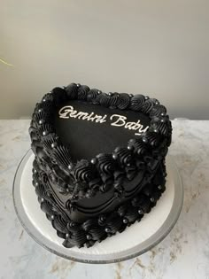 Gemini black birthday heart cake Black Gemini Cake, Aesthetic Bday Cakes Black, Gemini Birthday Cake Ideas, Black Pisces Cake, Gemini Heart Cake, Gemini Szn, Gemini Cake Birthday