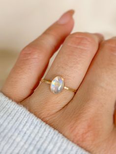 This gorgeous Rainbow Moonstone Ring is the focus of this handmade ring. It’s a Unique rainbow color in a beautiful natural stone. This beautiful moonstone ring is a gift or gift for yourself, it will illuminate your best qualities and bring forth creativity and inspiration. Details:• 14K gold filled & sterling silver• band: hammered style• gemstone: Genuine Rainbow Moonstone• measures stone: 6mm x 8mmmeasure band: approx 1.0mm - 1.5mm shape: oval............................................***Mo Simple Moonstone Ring, Moonstone Jewelry Rings, Silver Crystal Ring, Moonstone Silver Ring, Silver Stone Rings Women, Moonstone Gold Ring, Silver Jewelry Inspiration, Pretty Jewellery Silver, Natural Stone Rings Engagement