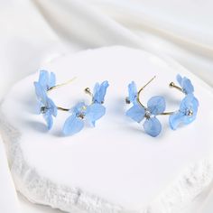 Material: 14K gold plated hoop + Real Hydrangea Flowers Size: 2.5 cm/0.98 inch in diameter Tarnish-resistant and sweat-resistant Hypoallergenic, made without lead and nickel Elegant and chic. These hoop earrings are a must-have for your daily look. Several delicate hydrangea flower petals are layered on a 14K gold plated hoop, light and beautiful. Gold Flower-shaped Hoop Earrings For Wedding, Small Hoop Flower Earrings For Wedding, Gold Flower Hoop Earrings For Wedding, Gold Floral Hoop Earrings For Wedding, Gold Hoop Earrings With Flower Charm For Wedding, Flower Shaped Hoop Earrings For Anniversary, Flower Shaped Hoop Earrings With Ear Wire For Wedding, Blue Hoop Earrings For Wedding, Delicate Flower-shaped Hoop Earrings For Gift