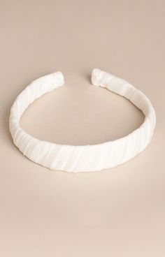 If you're looking for something discreet, simple yet stylish, you have now found it. Our bridal headband in pure white crinkle chiffon is both elegant and refined. Soft to the touch and lightweight, this stylish hair accessory will suit any outfit. Ideal for all sizes (adults and children) and cleverly padded with lots of flexibility, ensuring a gentle and comfy fit. Handmade in the UK. White Ribbon Headband, Tiffany Rose, Wedding Hairband, Headband White, Pregnant Wedding, Ribbon Headbands, Party Kleidung, Fabric Headbands, White Headband