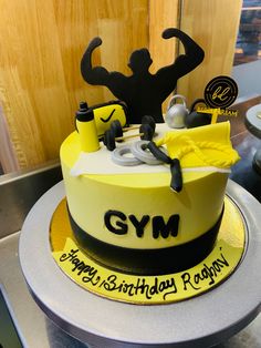 Designer cake for fitness freaks. Birthday Cakes For Gym Lovers, Gym Cakes For Men Fitness, Gym Cake For Men, Gym Theme Cake For Men, Gym Cake Design, Cake For Gym Lover, Bodybuilding Cake