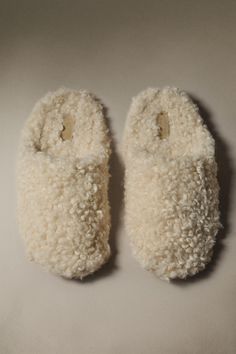 Faux shearling mule house slippers. Available in several colors. Home Shopping List, Cosy Vibes, Wool Slippers, Cozy Aesthetic, Fashion Goals, Home Shopping, White Fur, Bath Room, Book Stationery