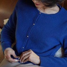 淑女のためのウールニットカーディガン Elegant Blue Knit Cardigan, Classic Blue Cashmere Cardigan, Winter Blue Fine Knit Cardigan, Blue Fine Knit Winter Cardigan, Blue Fine Knit Cardigan For Winter, Classic Blue Cardigan For Everyday Wear, Blue Cashmere Cardigan For Winter, Corset Vest, Wool Knit