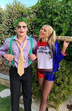 two people dressed up as the joker and harley in front of some bushes with one holding a bat