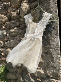 "Such a nice little little dancingdress, tutu, made from old materials. Old tulle, old lace and flowers with \" pearls\" With zipper. Double tulle. Good condition For a little girl 2,3 years Lenght: 60 cm From underarm to the other:25 cm Is also nice hanging on the wall,door Shipping costs in Europe: 13-18 euro Ask me please" Garden Party Tulle Dress With Lace Patchwork, Summer Lace Tutu Dress For Dress-up, Summer Princess Dress With Lace Trim, Summer Lace Princess Dress With Lace Trim, Lace Dress With Tulle Skirt For Garden Party, Lace Patchwork Dress For Dress-up, Lace Princess Dress With Patchwork For Party, Lace Princess Dress With Lace Trim For Dress-up, Sleeveless Lace Tutu Dress For Dress-up