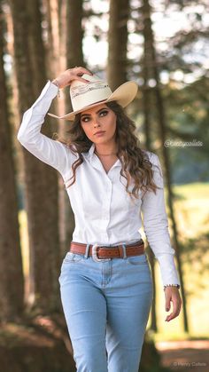 Western Photoshoot Outfits, Country Fest Outfits, Cowboy Outfits For Women, Cowgirl Outfits For Women, Cute Date Outfits, Cowgirl Style Outfits