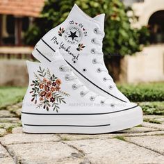 🌿 Personalisierte Blumenstrauß-Braut-Turnschuhe, Hochzeitsblumen gestickte Schnürsenkel-Chuck-Taylor-Plateauschuhe, Brautjungfer-Hochzeits-Turnschuhe 🌿 ❤️ Über unsere Produkte: Jedes Paar Schuhe aus unserem Shop ist brandneu und auf Bestellung von Hand bestickt. Bitte stellen Sie vor der Kasse sicher, dass Sie die richtige Schuhgröße ausgewählt haben. Die Stickerei ist langlebig und verblasst nicht mit der Zeit. ✨ persönlicher Ausdruck: Präsentiere Deinen einzigartigen Stil mit individueller B Embroidered Converse Wedding, Converse Chuck Taylor Platform, Chuck Taylor Platform, Sneakers Wedding, Shoes Bridesmaid, Bridal Sneakers, Embroidered Converse, Wedding Converse, Flowers Embroidered