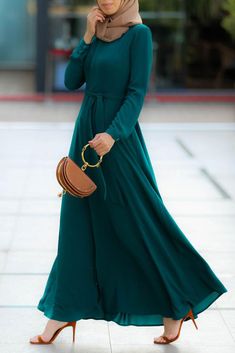 Turkish Long Dresses, Pleats Dress, Be Friendly, Abaya Design, Turkish Dress, Modest Maxi Dress, Muslimah Outfit, Hijab Designs, Kaftan Abaya