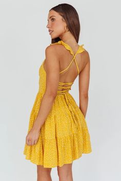 Achetez la robe à lacets dans le dos à ourlet cannelé Allegra Jaune | Selfie Leslie Lace Up Back Dress, Yellow Bridesmaids, Red Bridesmaids, Blue Bridesmaids, Dress Yellow, Iron Material, Clothing Tags, Date Night Dresses, Dress Satin