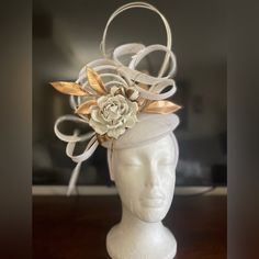 The Most Beautiful #Leatherflower I’ve Ever Seen!! It Has One Large White Rose With Two Small Buds And #Gold Leaves! This #Fascinator Is Just So Simple, Elegant And Easy To Wear, But Stunning!! Just Pm Me On Details For Purchase. #Whiteandgoldfascinator #Leatherroses #Derbyhats #Neonhats #Derbystyle #Derbyfashion #Kentuckyderby #Kentuckyderbyhats #Kyderbyhats #Hats #Womenshats #Womensdresshats #Churchhats #Thoroughbredsofinstagram #Saddlebredsofinstagram #Customhats #Hatsofinstagram #Janashatbox Elegant White Hat For Gift, Elegant Fascinator With Pinched Crown For Gift, Elegant Pinched Crown Fascinator Gift, Elegant Formal Headpiece With Handmade Flowers, Elegant Headpiece With Handmade Flowers, Elegant Headpieces With Handmade Flowers As Gift, Elegant Cream Headpiece For Gift, Elegant Flower Headpieces For Gifts, Elegant Hats With Handmade Flowers As Gift