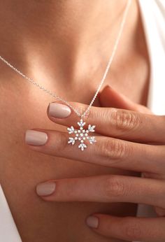 ✨ Crafted from genuine 925k SOLID STERLING SILVER ✨ * Snowflake Necklace * Christmas Necklace Snowflake Wedding Necklace, Bridal Necklace, Bridesmaids Necklace, Silver Snowflake Necklace, Christmas Necklace for Women, Crystal Jewellery, Dainty Snowflake Necklace, Handmade Jewelry.  Affordable, stunning and elegant jewellery.   100% Hand Made   Free Royal Mail First Class Delivery  Free Gift Box and Gift Message *  EASY TO ORDER ❤️ 1- Please select your preferred necklace finish from the menu. 2- Gold Snowflake Necklace, Necklace Snowflake, Jewelry Affordable, Jewellery Dainty, Personalised Jewellery Necklaces, Snowflake Wedding, Winter Necklace, Shiny Jewelry, Customer Gifts