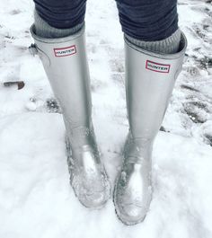 Hunter Boots Snow Outfit, Hunter Snow Boots, Grey Hunter Boots Outfit, Rainboots Outfit Winter, Hunter Boots Outfit Winter, Grey Hunter Boots, Snow Boots Outfit, Red Raincoat