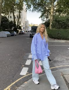 Pink Bag Outfit Summer, Pink Bag Outfit Ideas, Pink Bag Outfit, Look Boho Chic, Minimalistic Style, Pink Purse, Mode Inspo, Mode Inspiration