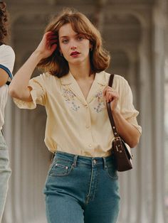 Get this vintage blouse in Simple Retro. 2021 Spring/Summer simple retro style. Mode Old School, Flot Makeup, Look Jean, 여름 스타일, Simple Retro, Look Retro, Outfit Trends, Modieuze Outfits, Carrie Bradshaw