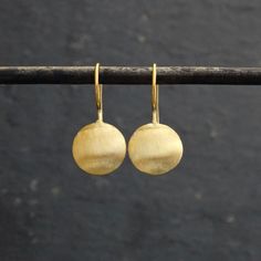 Brushed Gold Vermeil Round Drop Earrings Channel understated style with these simple gold vermeil drop earrings with a subtle brushed finish. Also available in brushed silver:  https://www.etsy.com/uk/listing/604943342 Dimensions (approx): * Length: 2.5cm including hook * Width: 1.2cm  Materials: * 18k Gold Plated Silver Beyond Biasa creates unique jewellery that is inspired by antique and tribal designs from around the globe. All of our pieces are handmade so please allow for slight variations Yellow Gold Brass Drop Bridal Earrings, Yellow Gold Drop Bridal Earrings In Brass, Hammered Round Wedding Earrings, Gold Round Bridal Earrings With Ear Wire, Brass Earrings With Lever Back Ear Wires, Minimalist Hammered Earrings For Wedding, Brass Round Earrings With French Hook, Gold Round Earrings With French Hook, Brass Round French Hook Earrings