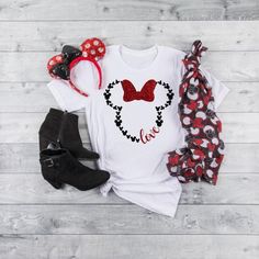 Minnie Mouse head in black glitter with a red glitter bow and red glitter for the word lovePerfect for Valentine's Day of for any day to show your Disney love!Unisex and youth tees are Bella brandAny questions, just ask! February Disney Shirts, Disney Love Shirts, Disney Amor, Minnie Mouse Shirt, Disney Christmas Shirts, Cute Disney Outfits, Disney Tanks, Disney Vacation Shirts, Disney Trip Shirts