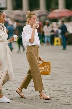 Camel Pants, Minimalist Moda, Walking Down The Street, Estilo Chic, Ținută Casual, Weekend Outfit, Inspired Outfits