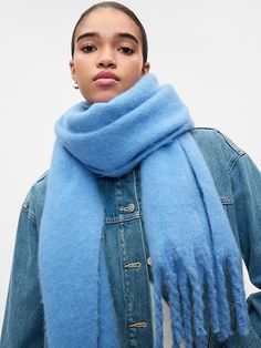 Chunky Scarf Blue Chunky Scarf, Sweater Scarf Outfit, Blue Scarf Aesthetic, Blue Scarf Outfit, Winter Scarf Outfit, Thick Scarves, Scarf Aesthetic, Scarf Outfit Winter, Light Blue Scarf