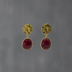 Description These easy to wear gold plated earrings feature a round stud with an organic hammered finish and a brightly coloured oval shaped ruby, which hangs below the ear. Perfect if you like a stud fitting on the ear as well as a dangle earring! Wear alone or with other earrings. Specifications Material: 18ct Gold Vermeil on Sterling Silver Gemstone: Ruby Length: 2.5cm Width: 1cm Gold Oval Earrings, Domino Jewelry, Platinum Wedding Rings, Oval Earrings, Wedding Rings Rose Gold, Copper Turquoise, Oval Earring, Star Jewelry, Gold Bangle Bracelet