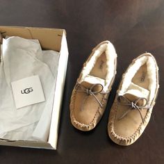 Brand New With Box Ugg Dakota Chestnut Suede Usa Size 5 A Flexible Rubber Sole Adds Indoor/Outdoor Versatility To A Cozy Slipper Ugg Dakota Slippers, Uggs Moccasins, Ugg Dakota, Shoes Ugg, Ugg Bailey, Moccasins Mens, Suede Moccasins, Driving Moccasins, Outdoor Slippers