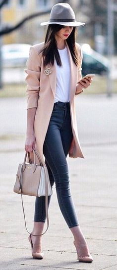 Classy and beautiful outfit, with below the hip blazer, tight skinny jeans and pumps, hat and bag #shopthelook #MyShopStyle #lookoftheday Summer Business Attire, Áo Blu, Fall Fashion Coats, Mode Tips, Business Attire Women, Summer Work Outfits, Chic Outfit, 가을 패션