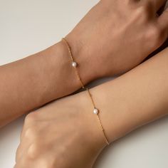 Dainty Tiny Pearl Bracelet, Friendship Bracelet in Gold, Rose Gold, Sterling Silver This dainty bracelet is minimal and elegant. Features a Freshwater pearl wirewrapped onto an Italian bead chain. Materials - Available in: .925 Sterling Silver / Gold Vermeil / Rose Gold Vermeil - Fresh Water Pearl, 3mm (natural pearl sizes vary slightly) - Hypoallergenic, lead, and nickel free Details - Length: 6-7in(15-18cm), 6.75-7.75in(17-19cm) - Handcrafted in NYC To shop more Bracelets: https://www.etsy.com Solitaire Bracelet, Bridesmaid Bracelet Gift, Bridesmaid Gifts Jewelry, Friend Bracelets, Dainty Bracelet, Bridesmaid Bracelet, Silver Chain Bracelet, Minimalist Bracelet, Bead Chain