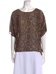 Michael Michael Kors BlouseBrownAnimal PrintShort Sleeve with Bateau NecklineFit:Tops by Michael Kors typically fit true to size.Reconsign: Unfortunately, this brand is no longer eligible for consignment. Brown Short Sleeve Blouse For Summer, Casual Short Sleeve Tops By Michael Kors, Brown Michael Kors, Michael Kors Cotton Top With Logo Print, Michael Kors Casual Short Sleeve T-shirt, Spring Zebra Print V-neck Top, Bateau Neckline, Accessories Jacket, Hoodie Dress