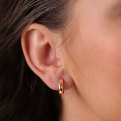 Add a touch of sophistication to your daily style with the Goldens Hoops earrings. Crafted from 14K gold, these medium-sized hoops are perfect for everyday wear. Their timeless and classic golden glow makes them versatile to any jewelry collection. Classic 14k Gold Filled Hoop Earrings For Everyday Luxury, Classic Hypoallergenic Rose Gold Huggie Earrings, Classic Rose Gold Hypoallergenic Huggie Earrings, Classic Rose Gold Huggie Earrings For Pierced Ears, Minimalist 14k Gold Hoop Earrings With Shiny Finish, Rose Gold Polished Earrings For Everyday Luxury, Classic Rose Gold Huggie Hoop Earrings, Rose Gold Earrings For Everyday Luxury, Timeless Rose Gold Earrings With Polished Finish