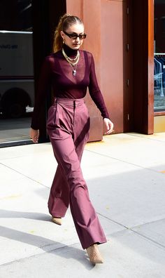 Monochromatic Outfit Fall, Nordic Fashion, Outfit Tips, Gigi Style, Gigi Hadid Outfits, Color Outfits, Burgundy Outfit, Gigi Hadid Style, Monochromatic Fashion