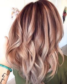 subtle rose gold balayage-fantasy hair color- fantasy hair color pastel- fantasy hair color ombre Caramel Blonde, Strawberry Blonde Hair, Blonde Hair With Highlights, Brown Blonde Hair, Penteado Cabelo Curto, Hair Color And Cut