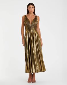 Este vestido, confeccionado en tejido de jersey metalizado brillante, cuenta con un escote pronunciado y un corpiño fruncido. Perfecto para cualquier ocasión especial, este vestido te hará sentir glamurosa y segura de ti misma.


 Ieena para Mac Duggal

 Tejido de jersey metalizado (100 % poliéster)

 Totalmente forrado

 Escote pronunciado

 Sin mangas

 Detalle de corpiño fruncido

 Cremallera trasera oculta

 Aproximadamente 48" desde la parte superior del hombro hasta el dobladillo inferior Gold V-neck Midi Dress For Party, Metallic V-neck Evening Dress, Gold V-neck Midi Dress For Party Season, Chic Metallic V-neck Dress, Glamorous Shimmer Maxi Dress For Gala, Gold V-neck Evening Dress For Gala, Ruched V-neck Evening Dress For Night Out, Shimmer V-neck Evening Dress For Party Season, Evening Ruched V-neck Maxi Dress