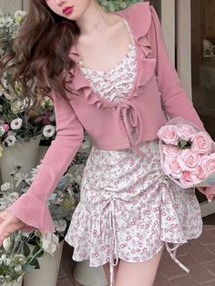 London Outfits Spring, Spring Outfits London, Spring Holiday Outfit, Hot Mom Outfits, Mom Outfits Spring, Pink Floral Mini Dress, Spring Skirt Outfits, Dress Fairy, Europe Outfits