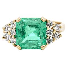 Emerald And Diamond Engagement Ring, Emerald Ring Engagement Diamond, Round Diamond Engagement Ring, Colombian Emeralds, Round Diamond Engagement Rings, Yellow Gold Setting, Emerald Jewelry, Emerald Gemstone, Natural Emerald