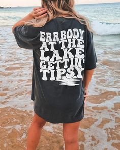 Everybody at The Lake Gettin Tipsy, Comfort Colors shirt, Lake shirt, Lake life, Boating Shirt, Boat Life, Lake Vibes, Retro Lake Tshirt Printed on Comfort Colors® tshirts for that amazing vintage look and feel. ★Shipping Shipping Time Varies by location Our turn around time is 1 to 3 business days. ★Sizing and Coloring please look at our size and color chart in the images These Shirts are unisex sizing. For a relaxed look: order your normal size for an oversized look: size up 1-3 sizes (2 sizes Lake Shirts Vinyl, Lake Hats For Women, Lake Shirt Ideas, Lake Shirts Sayings, Lake Outfits For Women, Cute Lake Outfits, Lake Attire, Boating Outfit Women, Lake Apparel